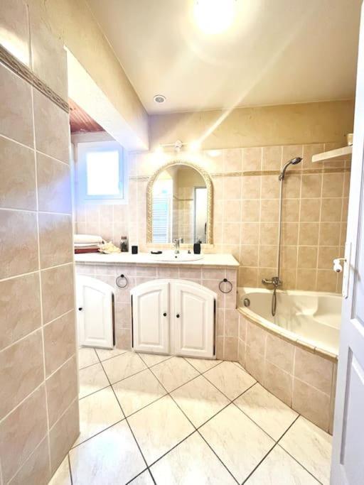 Appartement Proche Aeroport Marseille Marignane - Studio Confortable - Logement Ideal - Hebergement Tout Equipe Rognac Esterno foto